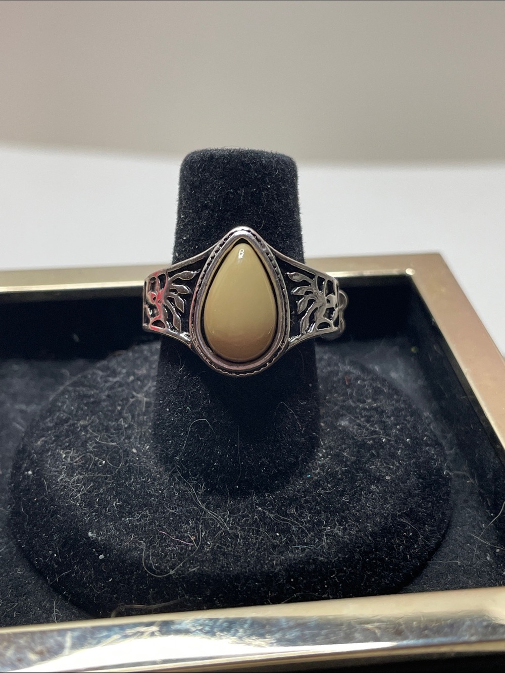paparazzi Sterling Silver Teardrop Cream Stone Ring